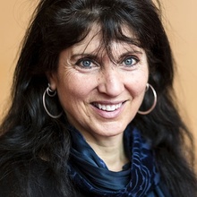 Lisa Schlesinger headshot