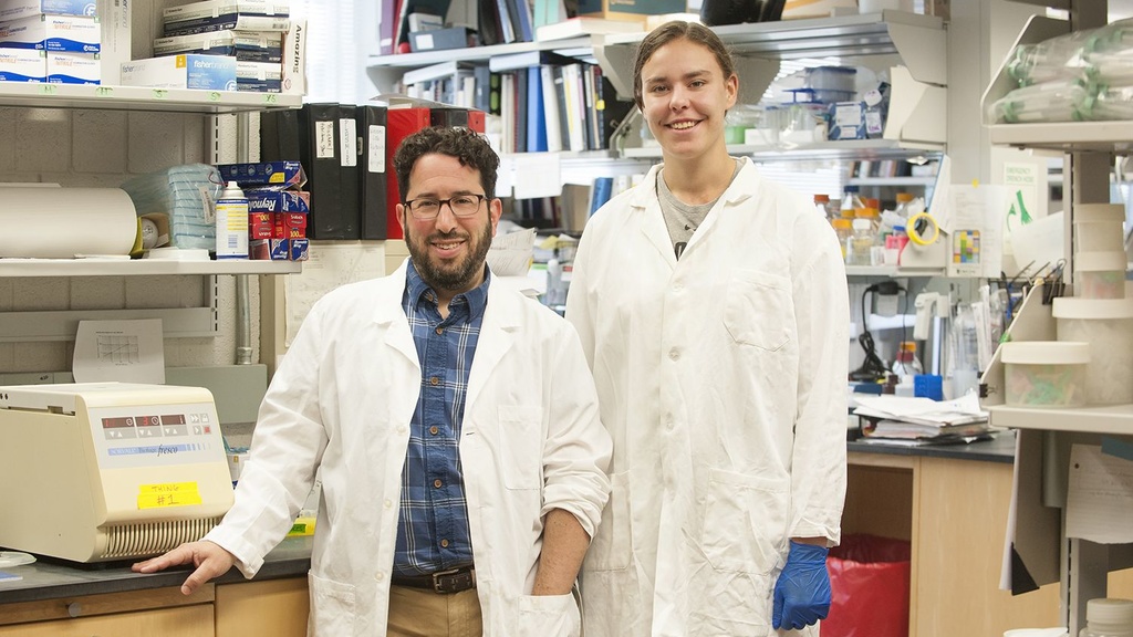 Josh Weiner and Paula Valino Ramos in a research lab